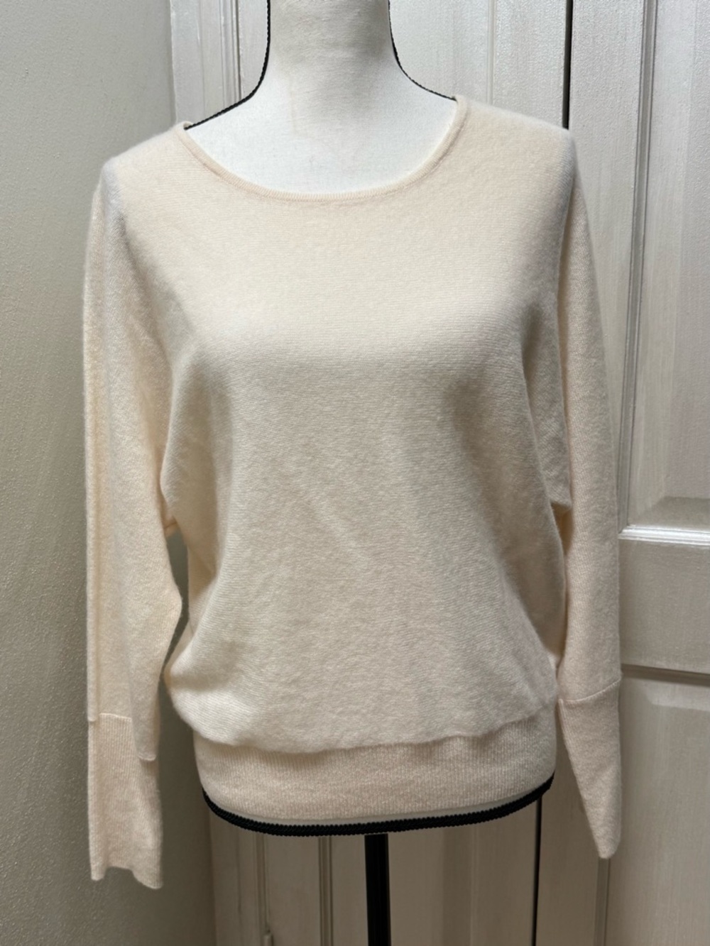 Tahari 100% Cashmere Dolman Sleeve Sweater in a cream/ivory shade Size M